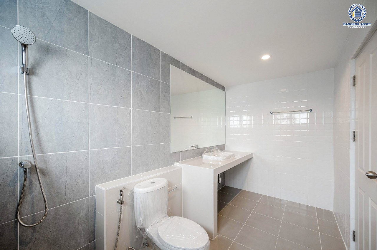 บ้านมือสองตกแต่งใหม่ โครงการ ปฐวีกาญจน์ ประชาชื่น-แจ้งวัฒนะ ทำเลโซนเมือง ดีไซน์สุด Classic ใกล้เซ็นทรัลแจ้งวัฒนะ สนามบินดอนเมือง เดินทางสู่ใจกลางเมืองได้อย่างรวดเร็วด้วย ทางด่วน"ศรีสมาน" และรถไฟฟ้าสายสีชมพู "สถานีเมืองทองธานี" บนเนื้อที่ 61.6 ตร.ว. ฟังก์ชัน 3 ห้องนอน 4 ห้องน้ำ 1 ห้องแม่บ้านพร้อมห้องน้ำ จอดรถได้ 2 คัน